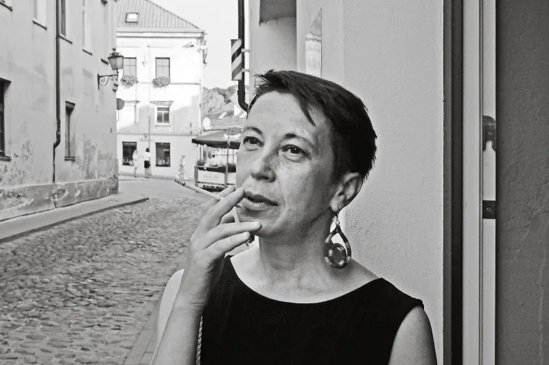Aleksandra  Jacovskytė – Menininkė Irma Balakauskaitė prie galerijos „Godo". 