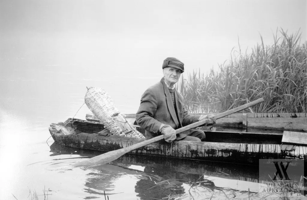 Algimantas ir Mindaugas Černiauskai – Jonas Sinkevičius grįžta iš žvejybos Nemune, Jonionių km., Varėnos raj.