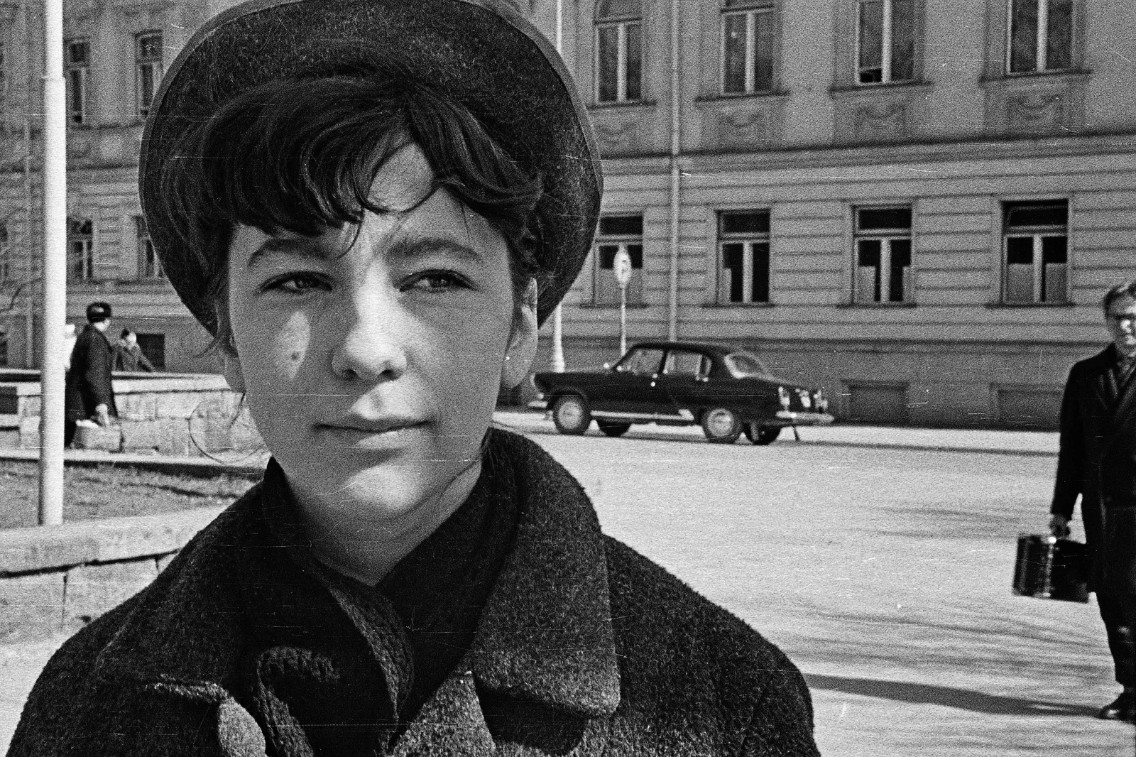 Aleksandra  Jacovskytė – Lola Pajėdaitė I. Černiachovskio (dabar V. Kudirkos) aikštėje