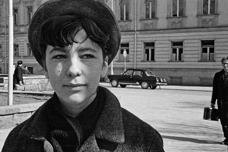 Aleksandra  Jacovskytė – Lola Pajėdaitė I. Černiachovskio (dabar V. Kudirkos) aikštėje