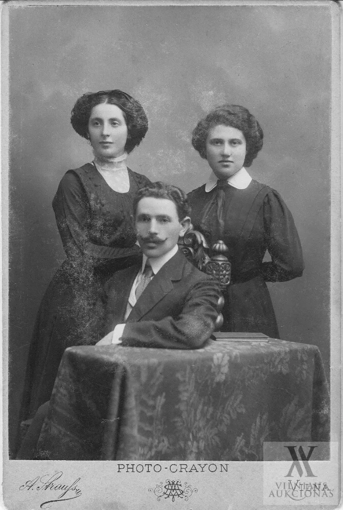 Aleksandras Vladislovas Strausas (fotoateljė) – Trigubas portretas (cabinet portrait)