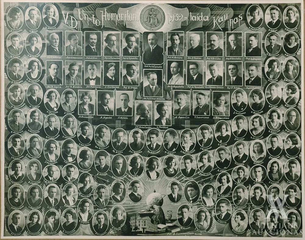 Boleslovas   Savsenavičius (fotografas) – Vytauto Didžiojo universiteto humanitarų 1932 m.  absolventų ir dėstytojų fotografijų vinjetė