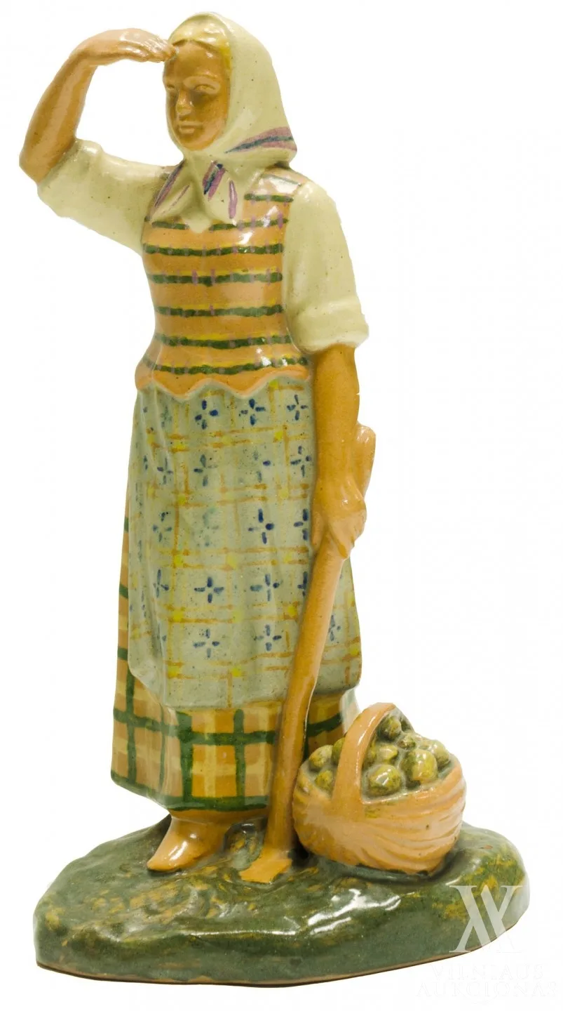 Leokadija Belvertaitė (1904–1992) | Kauno kombinatas „Dailė“ – Bulvių kasėja 