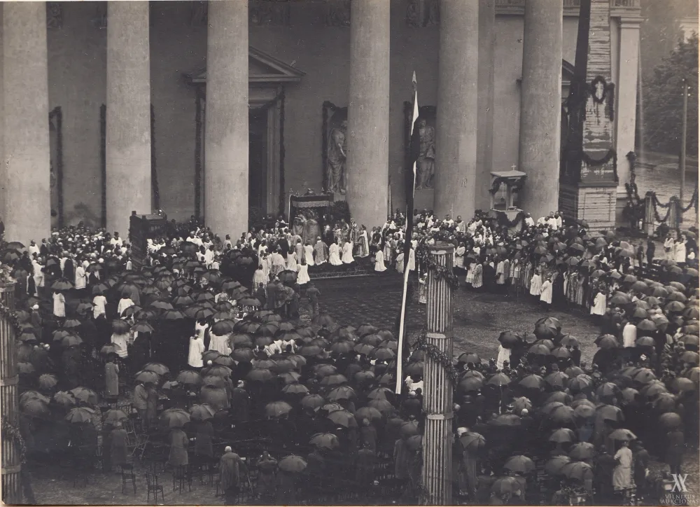 Janas Bulhakas (Jan Bułhak) – Obraz Matki Boskiej Ostrobramskiej po konserwacji w.r. 1927 | Aušros vartų Dievo Motinos paveikslo karūnavimo iškilmės po restauravimo 1927 m