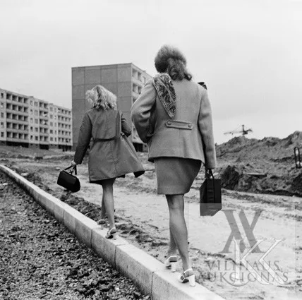 Antanas Sutkus – Lazdynai. Šaligatvis. Vilnius, 1976