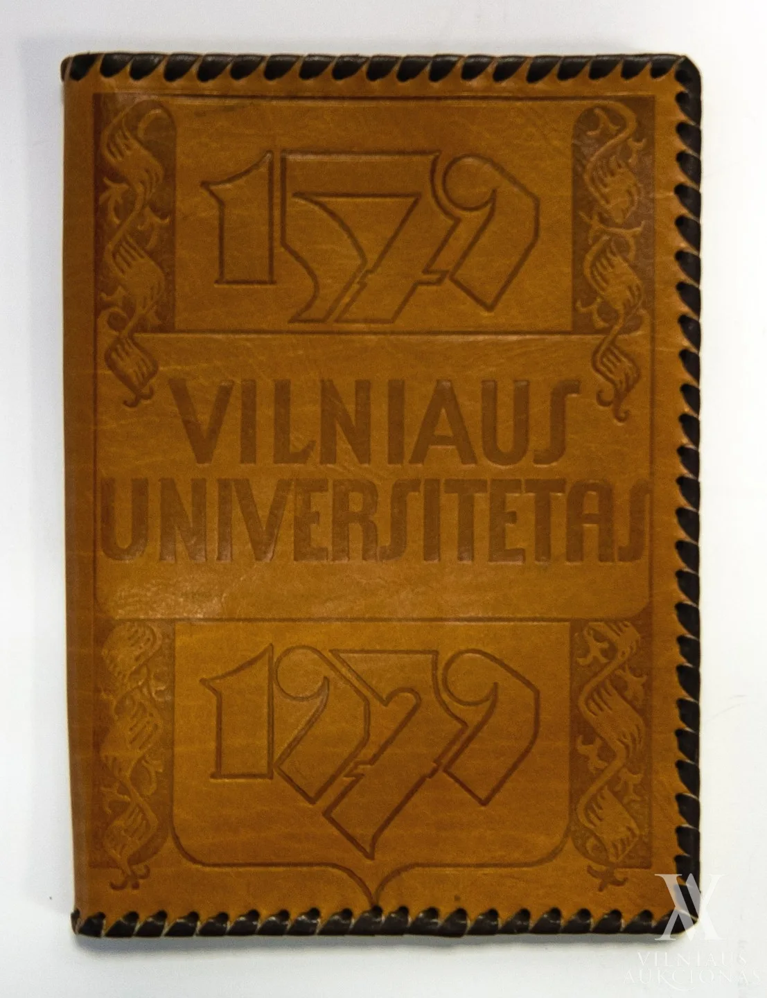 Kombinatas „Dailė“ (gamintojas) – Egzaminų knygelės  aplankas „Vilniaus universitetas“