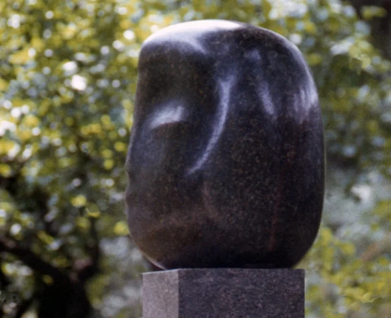 RAMYBĖ, 1977, poliruotas granitas, H 51 cm